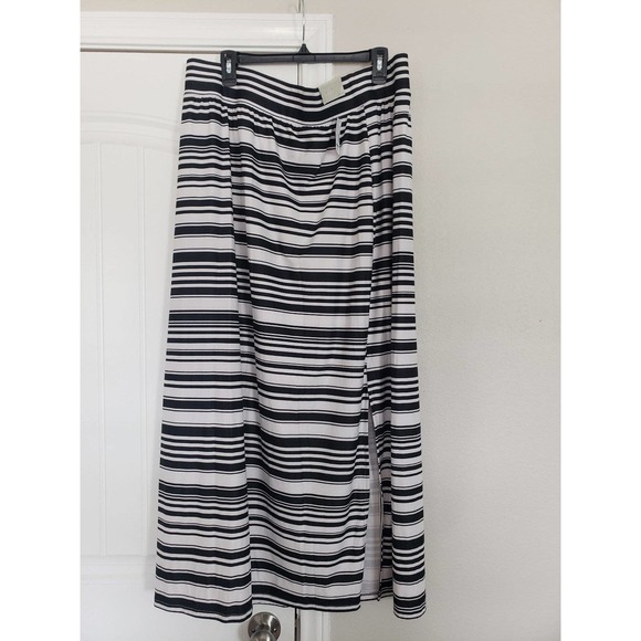 NWT Maurices Black and white skirt size 2 - Picture 2 of 3